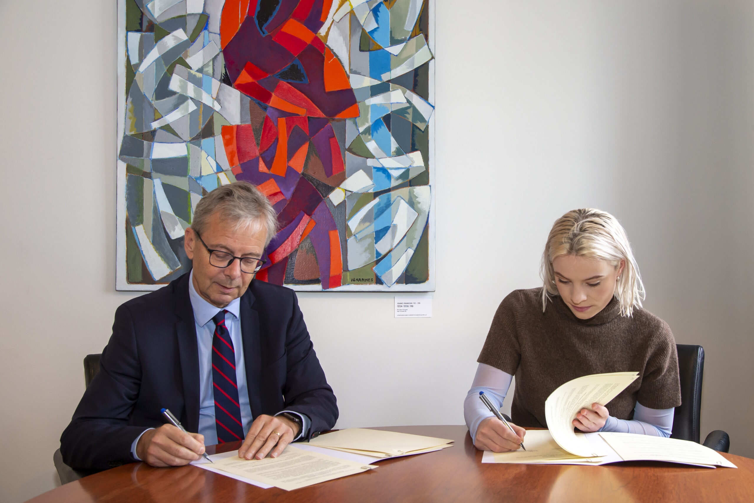 The University of Iceland and the Student Council sign a contract